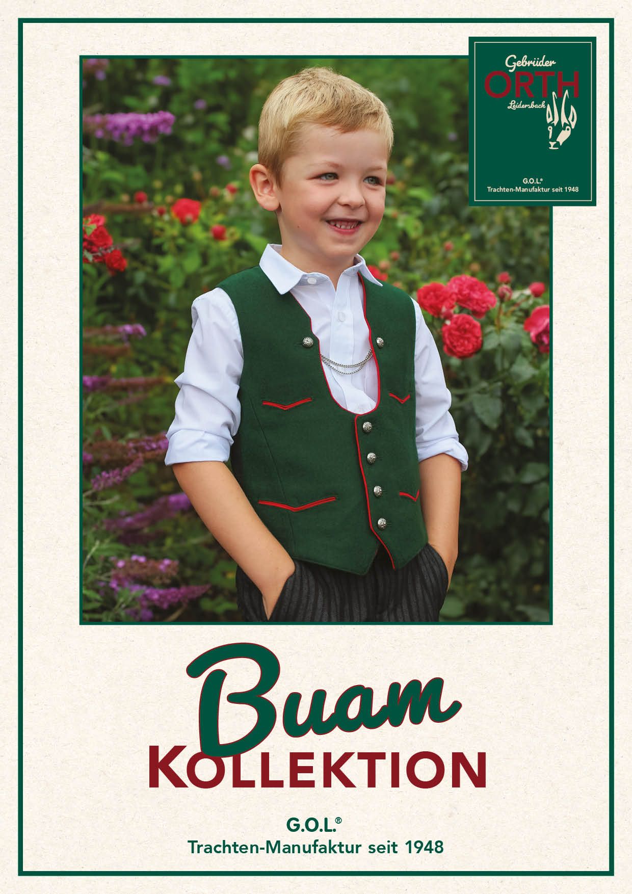 Junge in traditioneller Tracht aus der Buam Kollektion von G.O.L., lächelt vor Blumenbeet.